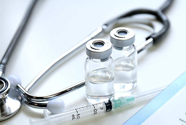 液体が入ったバイアルと注射器と聴診器